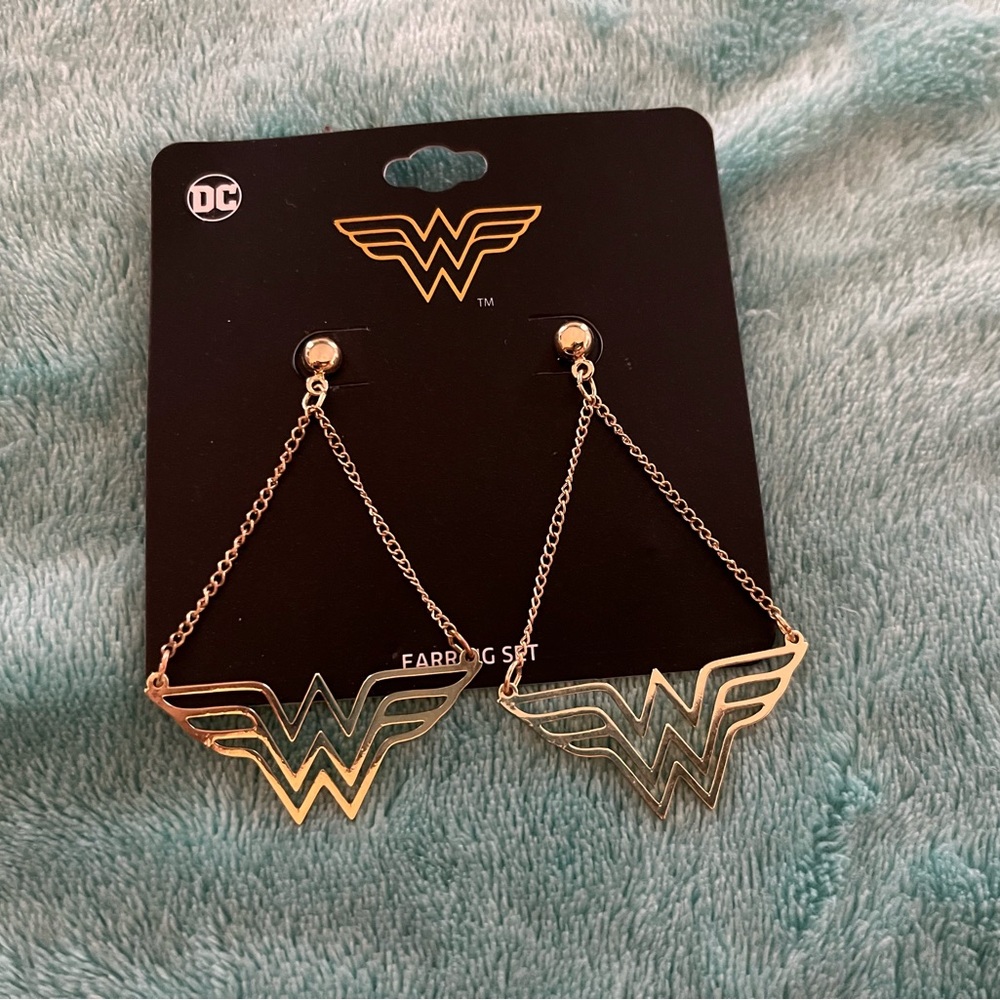 Like New! Bioworld Wonder Woman Gold Chain Earrings